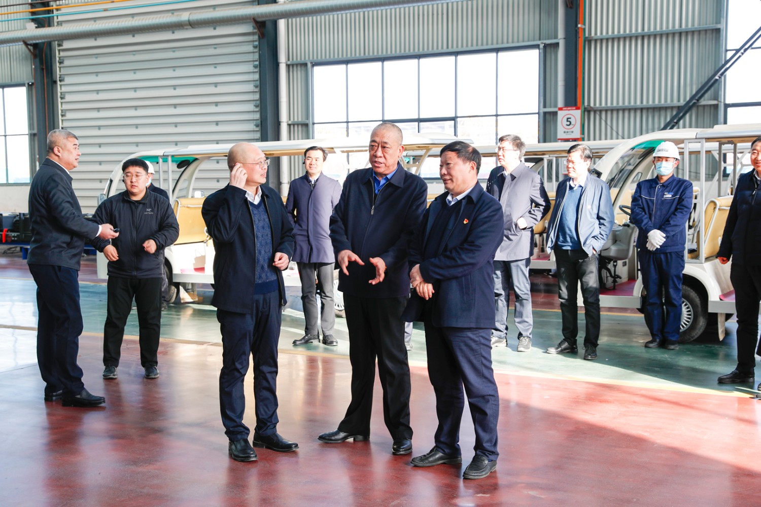 新鄉(xiāng)市長王登喜率重點(diǎn)項(xiàng)目觀摩組蒞臨公司智能產(chǎn)業(yè)園調(diào)研